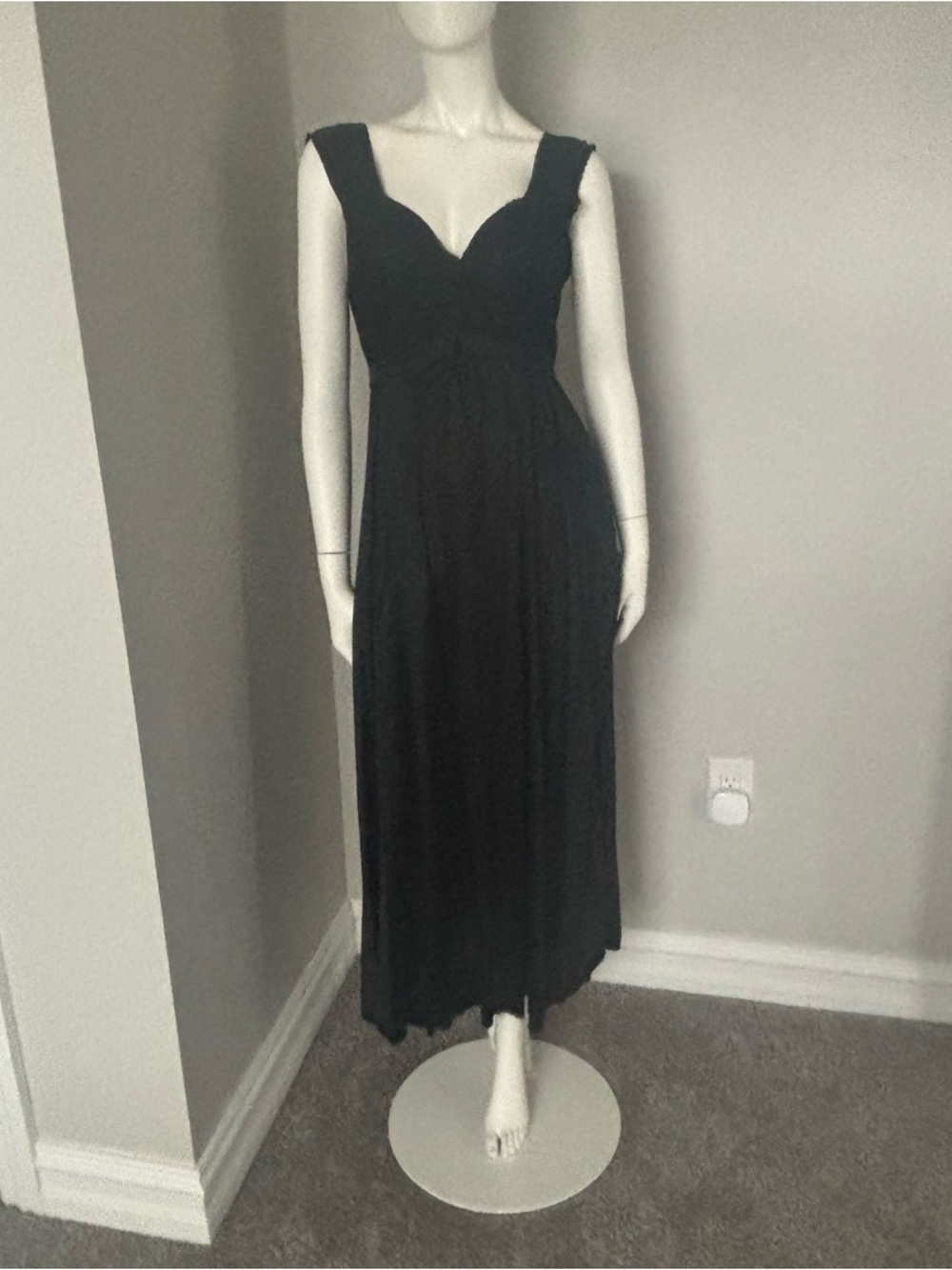 Beautiful Sweetheart Neckline Full Length Silky Nightgown